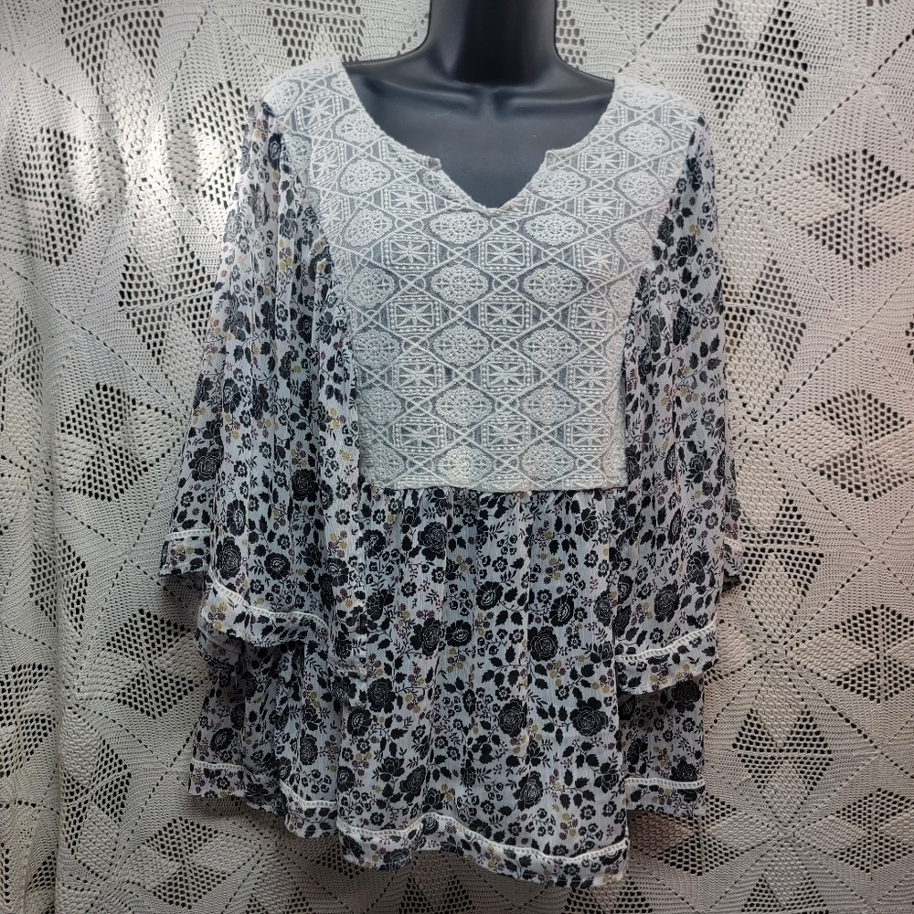 Torrid Women Floral Lace Inset Blouse Top Embroidered Flared Sleeves Size 2 (2X)